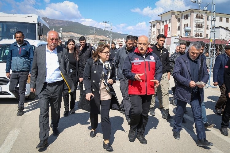Bakan Kirişçi Gaziantep'te deprem bölgesinde