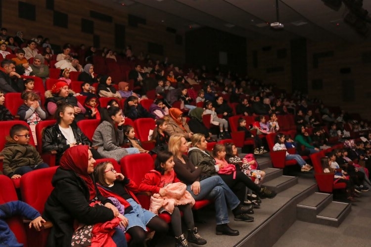 Bursa Gürsu'da çocuklara sinema ve tiyatro keyfi