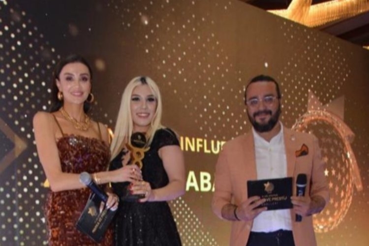 Yılın Kadın Influencer ödülü Zeynep Odabaşoğlu'na verildi.