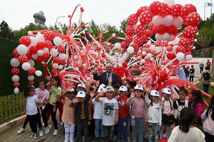 Karabağlar'da binlerce çocuk şenlikte buluştu