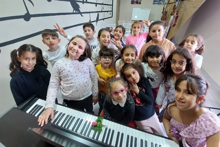 Çocuklar Dilovası'nda müzikle büyüyor