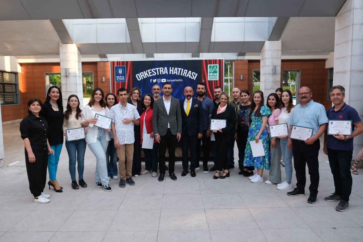 Bursa'da Mezuniyet sevinci orkestra eşliğinde yaşandı