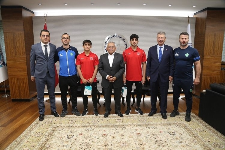 Memduh Büyükkılıç'la Şampiyon güreşçiler buluştu