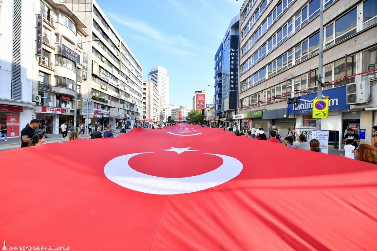 İzmir Halkı, Geleneksel Zafer Yürüyüşü'nde Bir Araya Geldi