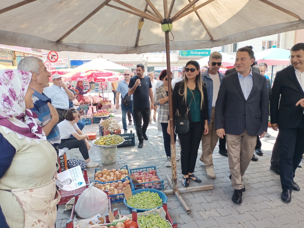  DEVA Partisi Genel Başkanı Babacan, Uşak semt pazarını gezdi