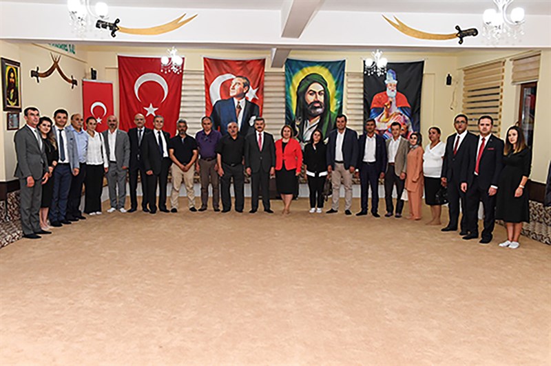 Vali Dr. Turan Ergün ve eşi Hülya Ergün Hanımefendi Muharrem Ayı nedeniyle Işık Çakır Sultan Cem Evinde düzenlenen iftar yemeğine katıldı
