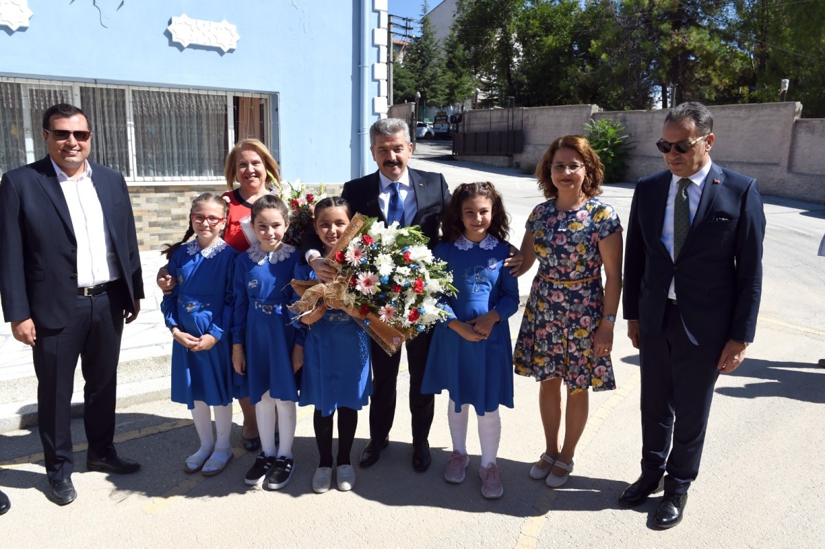 Vali Dr.Turan Ergün ve eşi Hülya Ergün hanımefendi öğrencileri ziyaret etti