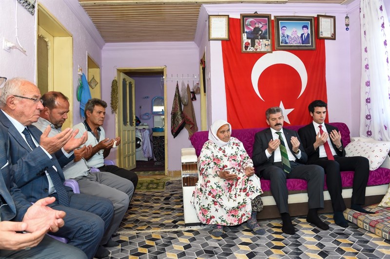 Vali Dr. Turan Ergün, Karahallı ilçesinde şehit ailelerini ziyaret etti