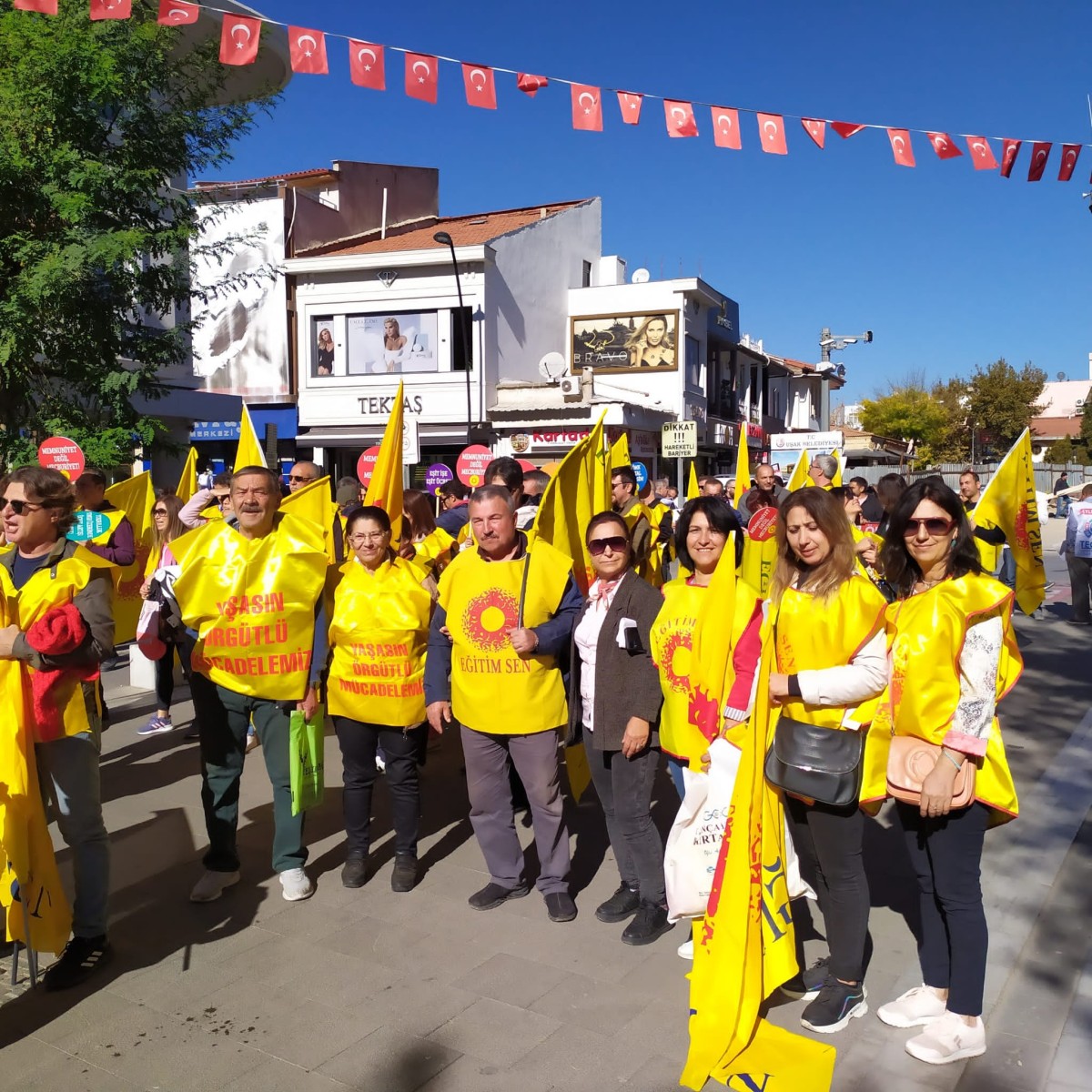 EĞİTİMCİLER DAVULLU ZURNALI EYLEM YAPTI 
