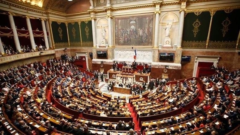 Fransa’da hükümet, yasa tasarısının oylanmadan geçmesi için yetki kullandı