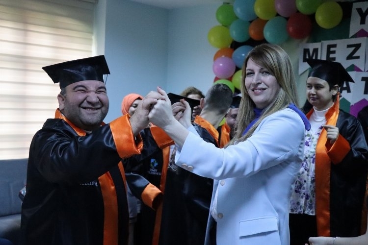 İzmit YADEV'de mezuniyet sevinci