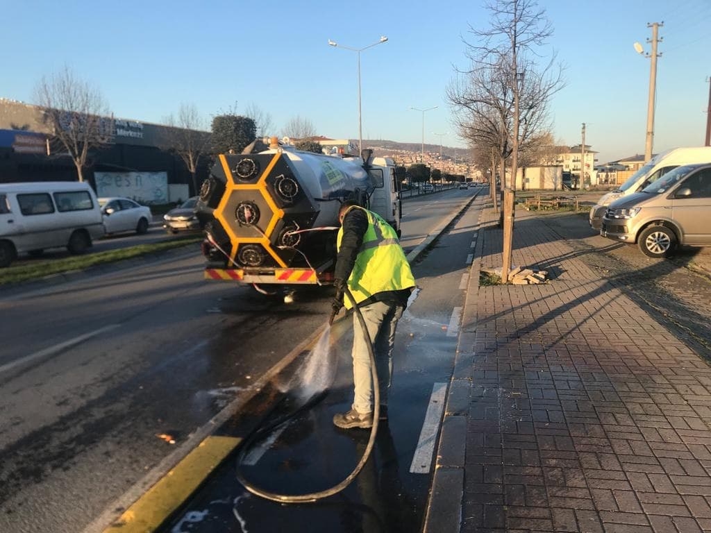 Sakarya Büyükşehir'le caddeler ve bisiklet yolları temizlendi