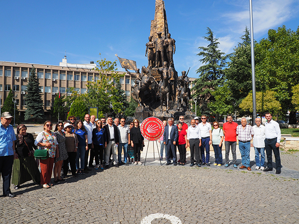 CHP Uşak İl Teşkilatı, Cumhuriyet Halk Partisi'nin 100. Kuruluş Yıldönümünü Coşkuyla Kutladı