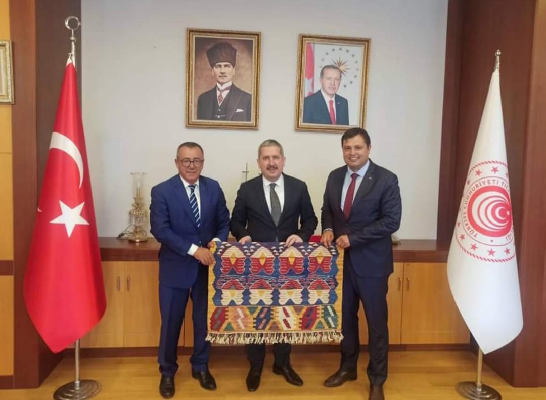 Uşak Esnaf ve Sanatkarlar Odaları Birliği Başkanı Atalay Savaş, Uşak Belediye Başkanı Mehmet Çakın ve beraberlerindeki heyet, Ticaret Bakan Yardımcısı Mahmut Gürcan'ı Ziyaret Etti
