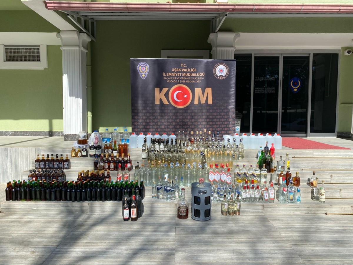 UŞAK İl Emniyet Müdürlüğü'nden Kaçakçılık Operasyonu: Sahte İçki ve Kaçak Alkol Ele Geçirildi