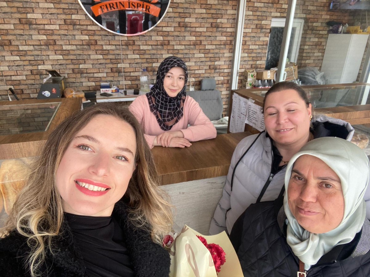 Karaağaç Mahallesi Muhtar Adayı Neslihan Aktaş, 8 Mart Dünya Kadınlar Günü'nde Kadınları Ziyaret Etti