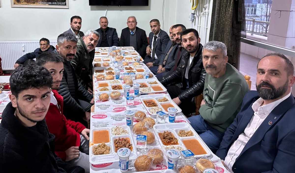 Büyük Birlik Partisi'nin Uşak Belediye Başkan Adayı Mehmet Kahveci, Güneydoğulular Derneği Üyeleriyle İftar Yemeğinde Buluştu