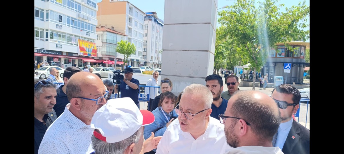 Uşak'ta 1 Mayıs Coşkusu: Emekliler Sahaya İndi, Protokol Krizi Yaşandı